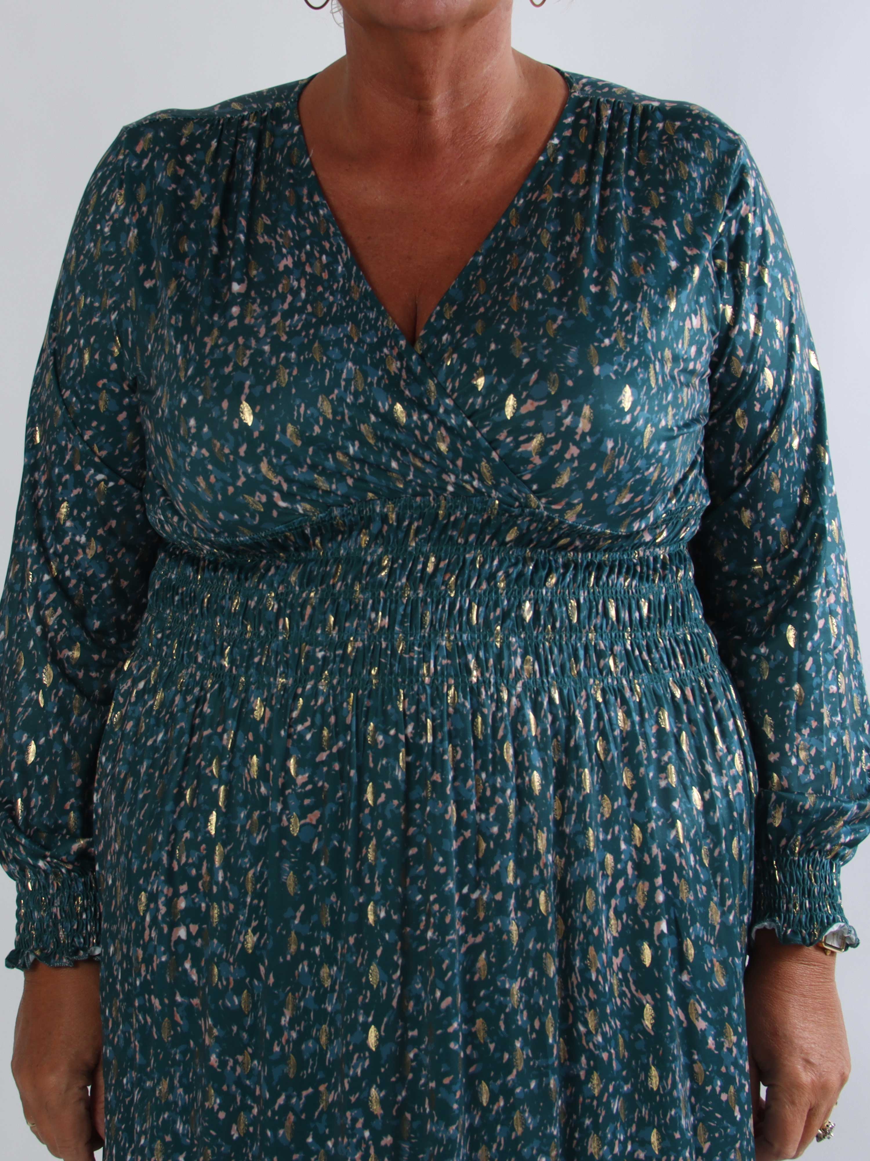 Pams Speckle L/S - Plus size kjole med farverigt mønster og elegante gulddetaljer